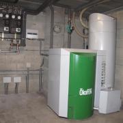 Chaudière Okofen avec silo de 200 litres intégré adaptée dans un deuxième temps sur un silo de 4 tonnes pour une alimentation automatique plus confortable, 2 circuits de chauffage